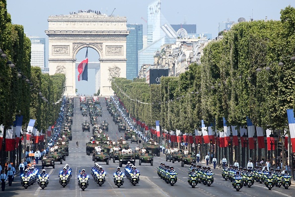 -4.300 militaires, 196 véhicules, 237 chevaux, 69 avions et 39 hélicoptères seront mobilisés pour l'événement organisé sur la célèbre avenue des Champs Elysées, au cœur de la capitale française. Photo by Ludovic MARIN / AFP /Getty Images.