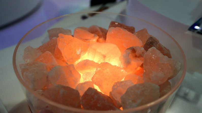 Une lampe au sel de l'Himalaya Aria Natural de Levoite est exposée lors du Consumer Electronic Show (CES) 2017 à Las Vegas, dans le Nevada, le 6 janvier 2017. (Frederic J. Brown/AFP/Getty Images)