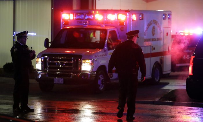 Une photo d'illustration montre une ambulance avec des feux clignotants (Joshua Lott/Getty Images)