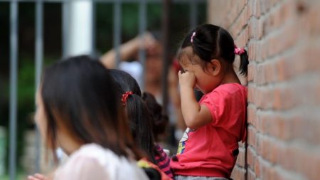 Un grand-père amène sa petite-fille à la mauvaise école en pensant qu’elle ne veut pas aller étudier