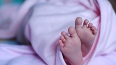 Un bébé d’un mois meurt après que son grand-père lui a donné une gorgée d’alcool