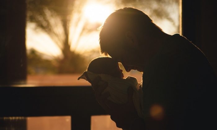 Image d'archive d'un bébé et d'un père. (StockSnap/Pixabay)