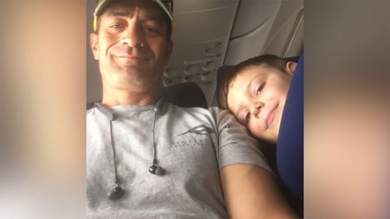 Ben Pedraza et Landon, qui est autiste, ont partagé un vol entre Las Vegas et l'Oregon le 27 juin. (Ben Pedraza via CNN)
