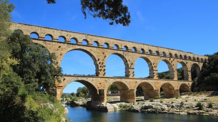 En vacances dans le sud de la France, il demande du produit pour tuer les cigales