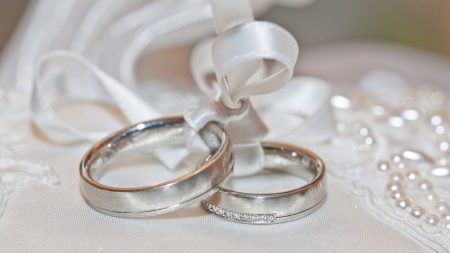 Une mariée se marie en portant une robe bon marché, trouvée dans une friperie