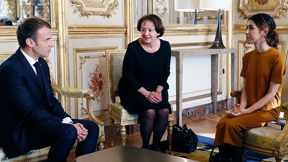 -Le président français Emmanuel Macron s'entretient avec la militante des droits de l'homme Nadia Murad Basee Taha, lauréate du prix Nobel de la paix en 2018, lors d'une réunion à l'Elysée à Paris, le 25 octobre 2018. Photo de Etienne LAURENT / POOL / AFP / Getty Images.