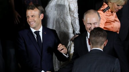 Emmanuel Macron reçoit Vladimir Poutine dans sa résidence de vacances à Brégançon – une manière de renforcer son jeu ?