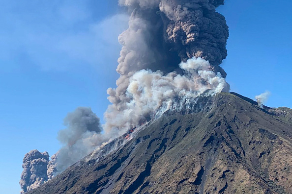 -Un volcan sur l'île italienne de Stromboli est de nouveau entré en éruption dramatique le 27 août 2019. Photo MARIO CALABRESI / AFP / Getty Images.