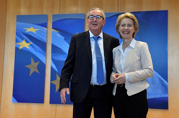 Le président sortant de la Commission européenne, Jean-Claude Juncker (à gauche), accueille le ministre allemand de la Défense et nouvelle chef de la Commission européenne, Ursula von der Leyen, le 23 juillet 2019 à 2019 à Bruxelles. (Photo : JOHN THYS/AFP/Getty Images)