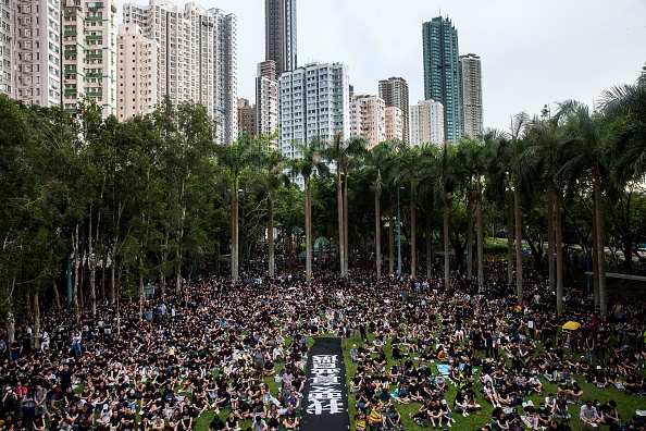 -Les gens assistent à une manifestation dans le district occidental de Hong Kong le 4 août 2019, lors de la dernière opposition au projet de loi sur l'extradition qui s'est rapidement transformé en un mouvement plus vaste en faveur de réformes démocratiques. Photo de Isaac LAWRENCE / AFP / Getty Images.