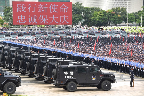 -Cette photo prise le 6 août 2019 montre des officiers de la police paramilitaire chinoise prenant part à un exercice à Shenzhen dans la province du Guangdong (sud de la Chine), à la frontière de Hong Kong. Photo de STR / AFP / Getty Images.