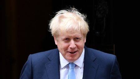 Boris Johnson se prépare à défendre sa vision du Brexit en Europe