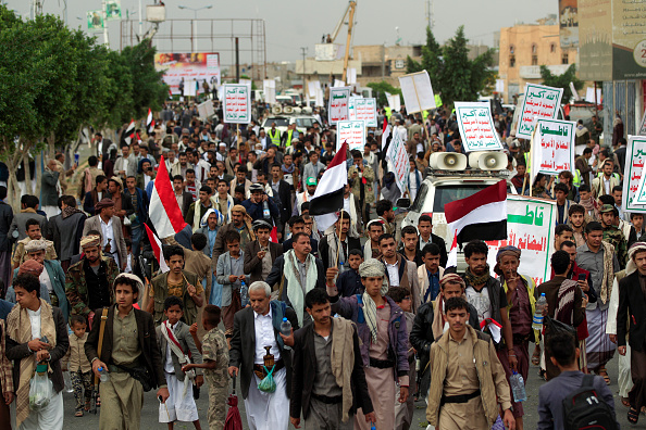 -Les partisans des rebelles huthis du Yémen manifestent contre le blocus actuel de la coalition militaire dirigée par l'Arabie saoudite à Sanaa, capitale du Yémen, le 9 août 2019. Les pancartes se lisent en arabe : "Mort à l'Amérique et à Israël". Photo de Mohammed HUWAIS / AFP / Getty Images.