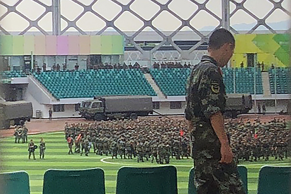 Le 15 août 2019, des militaires chinois se sont rassemblés au stade de la baie de Shenzhen, à la frontière de Hong Kong, dans la province du Guangdong. (Photo : STR/AFP/Getty Images)