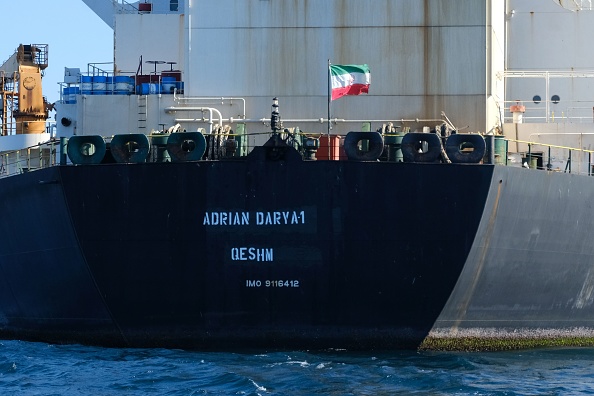 -Un drapeau iranien flotte à bord du pétrolier Adrian Darya, anciennement connu sous le nom de Grace 1, au large de Gibraltar le 18 août 2019. Gibraltar a rejeté la demande des États-Unis de saisir le pétrolier iranien au centre d'un conflit diplomatique. Photo de Johnny BUGEJA / AFP / Getty Images.