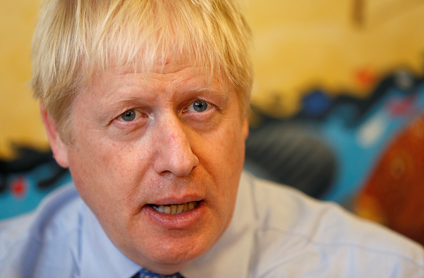 Le Premier ministre britannique Boris Johnson a rencontré des professionnels de la santé à l'Hôpital Royal Cornwall le 19 août 2019 à Truro, en Angleterre. (Photo : Peter Nicholls - WPA Pool/Getty Images)