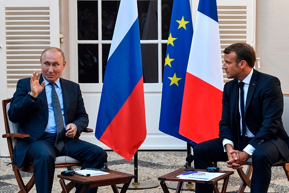 Le président français Emmanuel Macron (à droite) rencontre le président russe Vladimir Poutine le 19 août 2019, lors de sa retraite estivale au fort de Brégançon, sur la côte méditerranéenne, dans le sud de la France.(Photo : GERARD JULIEN/AFP/Getty Images)