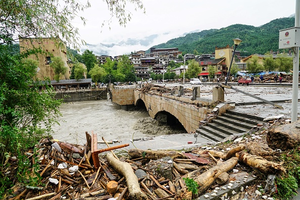 -Cette photo prise le 21 août 2019 montre les conséquences d'une coulée de boue provoquée par de fortes pluies dans le comté de Wenchuan, dans la province du Sichuan, dans le sud-ouest de la Chine. Neuf personnes sont décédées et 35 personnes sont toujours portées disparues après une série de glissements de terrain, ont annoncé les autorités locales le 22 août Photo de STR / AFP / Getty Images.