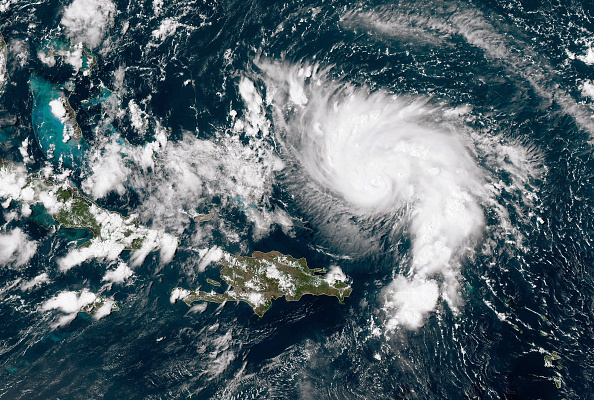 -L’image satellite de NOAA GOES-East, l'ouragan Dorian quitte la mer des Caraïbes et se dirige vers la côte de Floride, pris à 18h40 le 29 août 2019 dans l'océan Atlantique. Selon le Centre national des ouragans, Dorian devrait toucher la Floride et le nord des Bahamas, depuis vendredi il s'est renforcé en catégorie 4 sur une échelle de 5.
