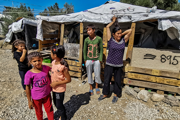 Des migrants s'installent devant le camp de réfugiés de Moria sur l'île grecque de Lesbos, le 30 août 2019. Plus de 500 migrants sont arrivés du jour au lendemain sur l'île grecque de Lesbos, ont annoncé des autorités et des ONG le 30 août, alors que la Grèce se plaignait de ce nombre. (Photo : ANTHI PAZIANOU/AFP/Getty Images)