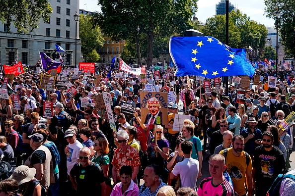 Les manifestants brandissent des pancartes et agitent les drapeaux de l'UE lors d'une manifestation contre la décision de suspendre le Parlement au cours des dernières semaines avant le Brexit, près de Downing Street à Londres le 31 août 2019. (Photo : NIKLAS HALLE'N/AFP/Getty Images)
