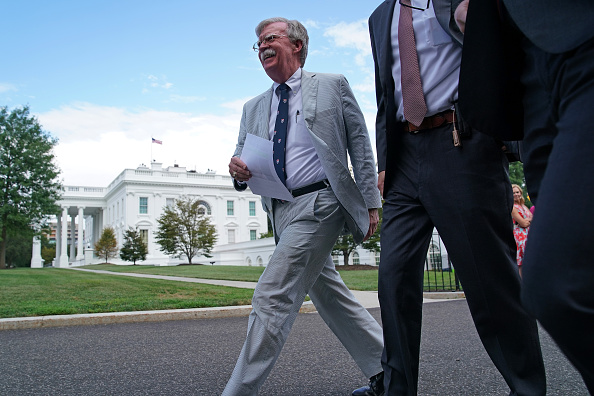 -John Bolton, conseiller à la sécurité nationale à la Maison-Blanche, quitte l'aile ouest de la Maison-Blanche il se rend en Ukraine et rencontrera le président Volodymyr Zelensky. Photo de Chip Somodevilla / Getty Images.