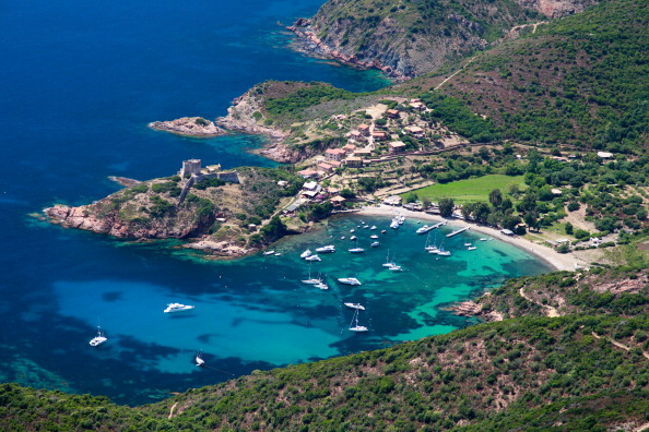 -Une vue aérienne prise le 1er juillet 2013 montre le port de Girolata Osani, dans la réserve naturelle de Scandola, sur la Corse, une île de la Méditerranée française. Photo PASCAL POCHARD CASABIANCA / AFP / Getty Images.