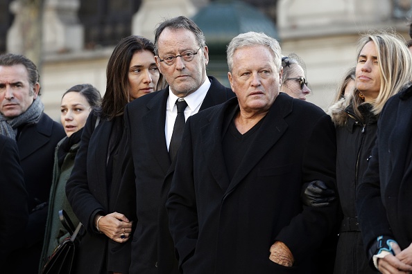 Jean Reno, son épouse Zofia Borucka et André Boudou, père de Laeticia  à Paris le 9 décembre 2017.    (Photo : YOAN VALAT/AFP/Getty Images)