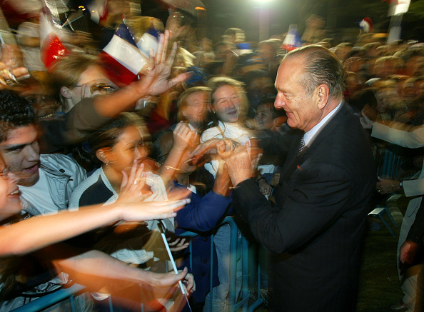 le président Jacques Chirac prend un bain de foule, le 23 juillet 2003 place Bir Hakeim à Nouméa, lors de la première journée de sa visite officielle de trois jours en Nouvelle-Calédonie.  (PHOTO : AFP/ PATRICK KOVARIK)     