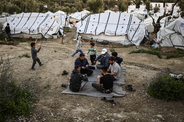 Un camp non officiel à l'extérieur du camp de réfugiés de Moria sur l'île grecque de Lesbos. (Photo : ARIS MESSINIS/AFP/Getty Images)