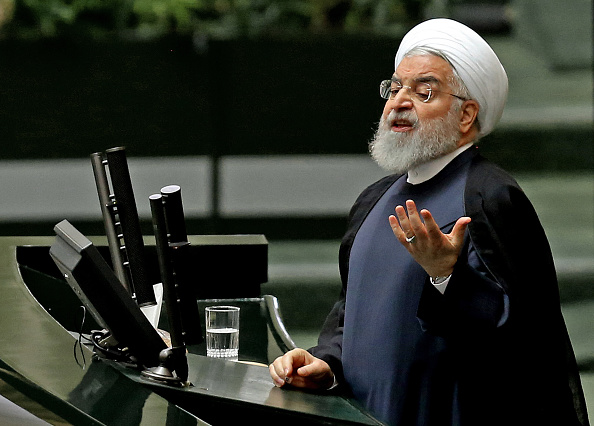 Le 3 septembre 2019, le président iranien Hassan Rouhani s'est adressé au Parlement, dans la capitale, Téhéran. Dans une allocution devant le Parlement, M. Rouhani a exclu la tenue de négociations bilatérales avec les États-Unis. Il a également déclaré que l'Iran était prêt à réduire encore ses engagements dans un accord sur le nucléaire de 2015 "dans les prochains jours" si les négociations en cours ne donnent aucun résultat avant le 5 septembre. (Photo : ATTA KENARE/AFP/Getty Images)