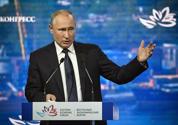 -Le 4 septembre 2019, le président russe Vladimir Poutine préside une réunion du Conseil d'État à l'occasion du 5ème Forum économique de l'Est à Vladivostok. Photo de Mikhael Klimentyev / SPUTNIK / AFP/ Getty Images.