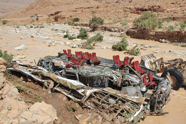 -Une photo prise le 8 septembre 2019 montre l'épave d'un bus à la suite d’un accident provoqué par une inondation sur la rivière Damchan près de la ville d'Errachidia, dans la région d'El Khank, dans le sud du Maroc. Photo by - / AFP / Getty Images.