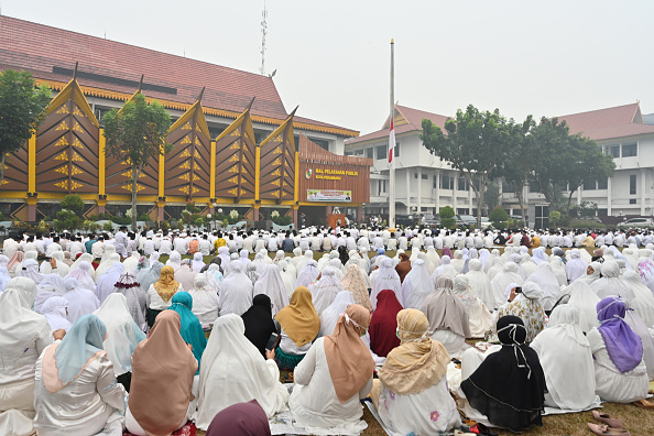 -Des musulmans indonésiens se rassemblent pour des prières spéciales demandant de la pluie à Pekanbaru, dans la province de Riau, le 13 septembre 2019. Photo de ADEK BERRY / AFP / Getty Images.