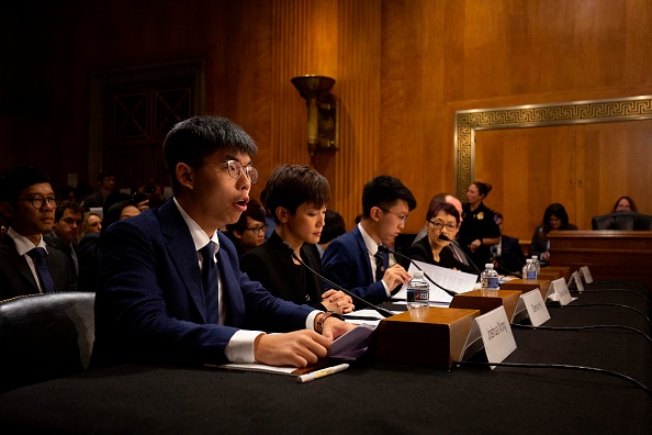 Le militant pour la démocratie de Hong Kong, Joshua Wong (à gauche), prend la parole lors d'une audition devant la Commission exécutive du Congrès sur la Chine, au siège du Sénat Dirksen, à Capitol Hill, à Washington, le 17 septembre 2019. (Photo : PIKE/AFP/Getty Images)