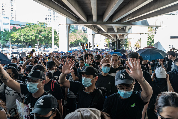 -Des manifestants prodémocratie défilent dans une rue alors qu'ils participent à un rassemblement anti-gouvernemental dans le district de Tuen Mun le 21 septembre 2019 à Hong Kong, Chine. Photo par Anthony Kwan / Getty Images.