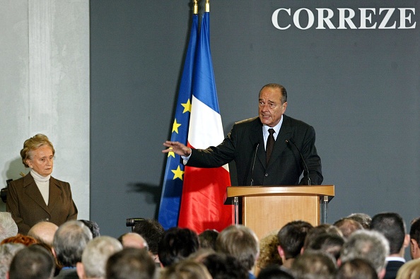 Le président Jacques Chirac le 12 janvier 2002 à Tulle, lors de la présentation de ses vœux aux Corréziens, en présence de son épouse Bernadette (G), alors conseillère générale RPR du canton de Corrèze. (PATRICK KOVARIK/AFP/Getty Images)