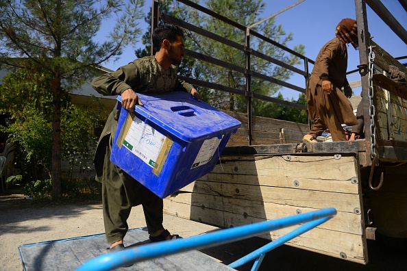 -Des employés afghans de la Commission électorale indépendante (IEC) chargent des urnes sur un camion à Herat. L'Afghanistan se rend aux urnes ce week-end pour choisir le prochain président du pays aux prises avec des difficultés. Photo de HOSHANG HASHIMI / AFP / Getty Images.
