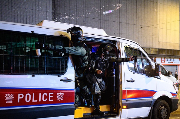 -De violents affrontements ont éclaté entre manifestants et policiers anti-émeute à Hong Kong le 29 septembre alors que des milliers de personnes défilaient dans la ville déchirée par les conflits. Des manifestations mondiales visent à jeter une ombre sur le prochain 70e anniversaire de la Chine communiste. Photo de Philip FONG / AFP / Getty Images.