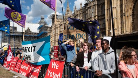 Les députés britanniques adoptent une loi demandant le report du Brexit