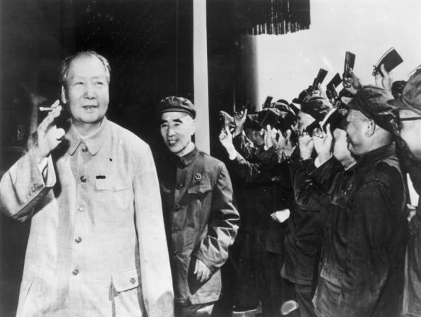 -Le président Mao Zedong (1893-1976) et le vice-président Lin Biao (1907-1971) reconnaissent avoir agité des "petits livres rouges" à l'occasion du vingt et unième anniversaire de la République populaire de Chine. Photo par Keystone / Getty Images.