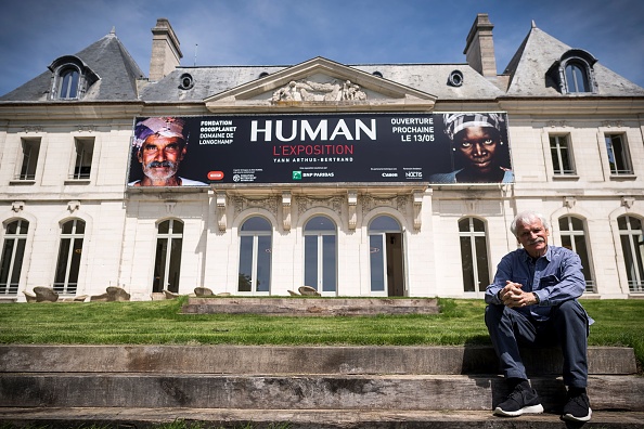 -Le photographe et journaliste français Yann Arthus-Bertrand pose lors d'une séance photo à sa fondation au Domaine de Longchamp le 10 mai 2017 à Paris.. Photo LIONEL BONAVENTURE / AFP / Getty Images.