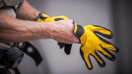 Un inventeur kenyan crée des gants pour les sourds qui traduisent la langue des signes en langage audible