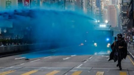 Hong Kong : Pourquoi la police teint l’eau des canons à eau en bleu?