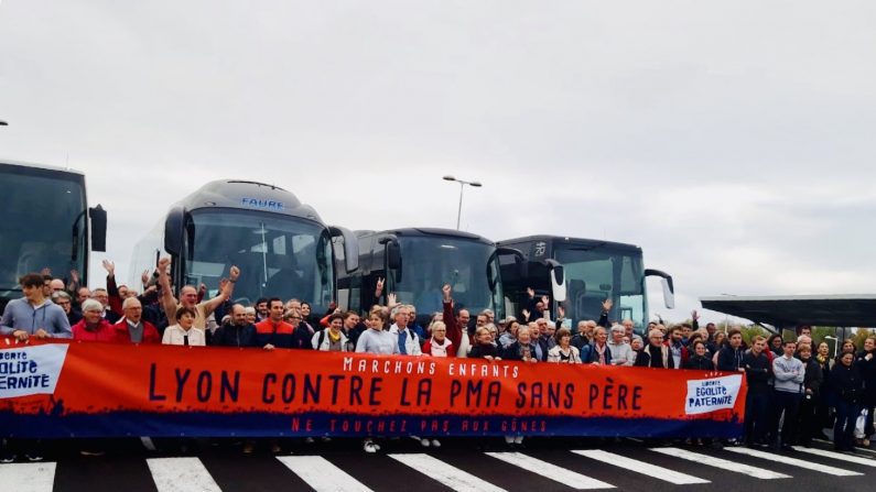 Des Lyonnais se déplacent en bus pour la manifestation à Paris. (Twitter LaManifPourTous Lyon @lmpt69)