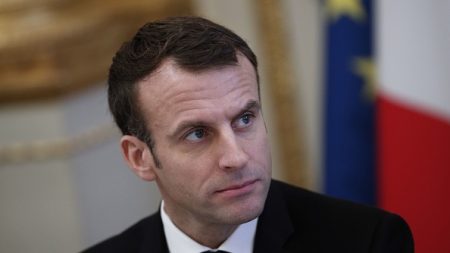 Immigration, communautarisme, voile: Macron s’explique dans Valeurs actuelles