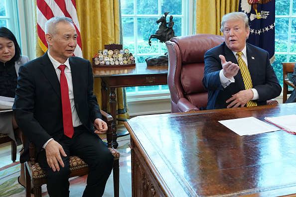 Le président américain Donald Trump (à droite) et le vice-Premier ministre chinois Liu He s'entretiennent avec des journalistes dans le bureau ovale à la Maison Blanche le 4 avril 2019 à Washington, DC.(Photo : Chip Somodevilla/Getty Images)