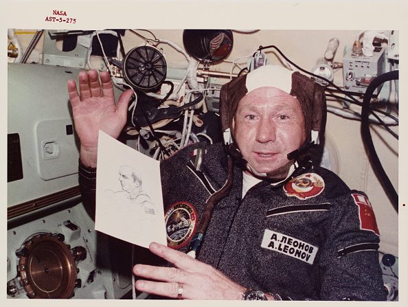 -Alexei Leonov, commandant de la mission soviétique dans le cadre du projet d'essai conjoint Apollo-Soyouz des États-Unis et de l'URSS, tient son dessin du commandant de la mission Apollo, Thomas P. Stafford, en juillet 1975. photo de Space Frontiers / Getty Images.