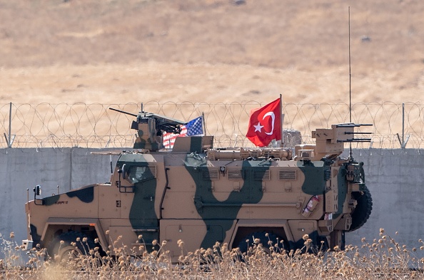 La photo prise le 8 septembre 2019 montre des blindés américains et turcs prenant part à leur première patrouille conjointe avec la Turquie dans le cadre d'un accord conclu entre Washington et Ankara, à la frontière syrienne près d'Akcakale, dans la province turque de Sanliurfa. (Photo : BULENT KILIC/AFP/Getty Images)