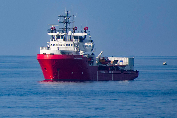 Le navire de sauvetage Océan Viking au large de l'île de Lampedusa en Méditerranée en Italie.  (Photo : Alessandro SERRANO / AFP) 